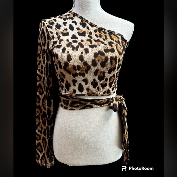 SHEIN Tops - SHEIN sz SM leopard print Cold shoulder fitted crop top NWOT